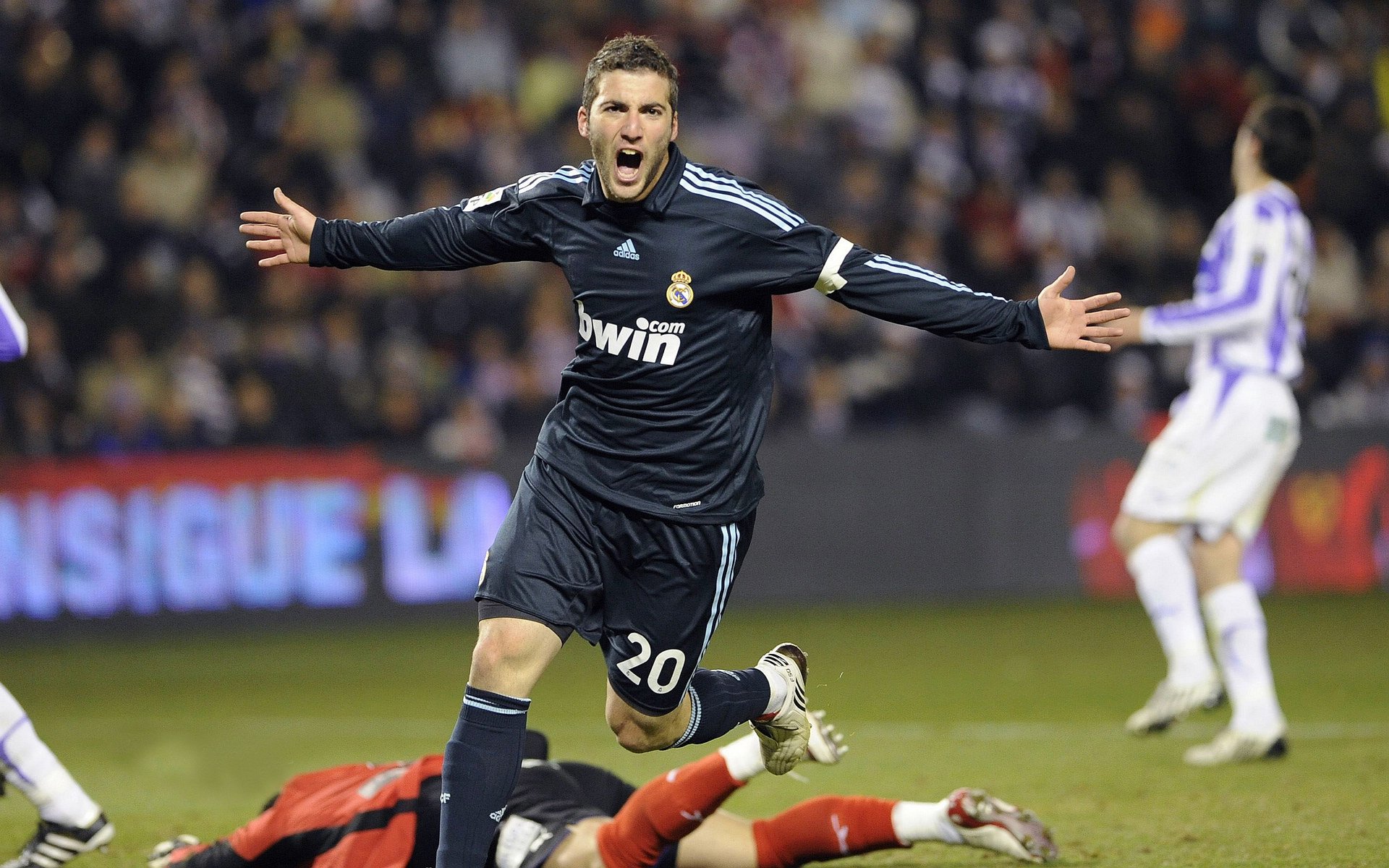 尼斯前场逼抢形成连续得分机会,尼斯转会