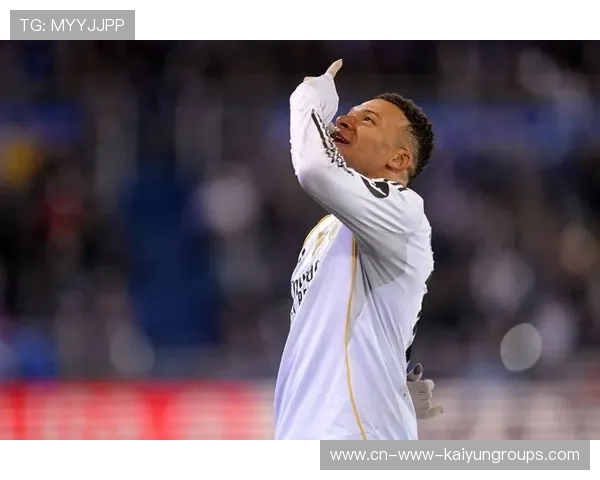 克罗斯贴地直塞穿透整条中路，皇马进攻瞬间成形